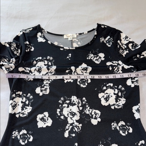 Tradition Dress Black and White Sheath Bell Sleeves Women's Size 12. - Picture 7 of 10